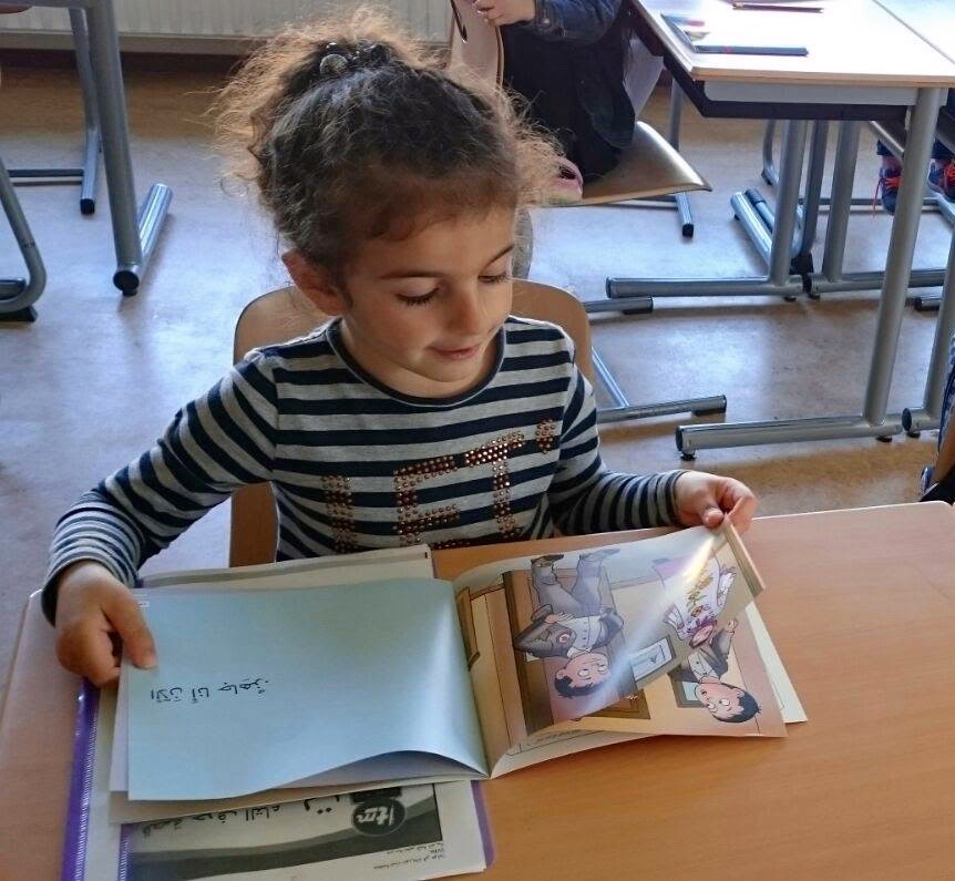 children-with-new-arabic-picture-books