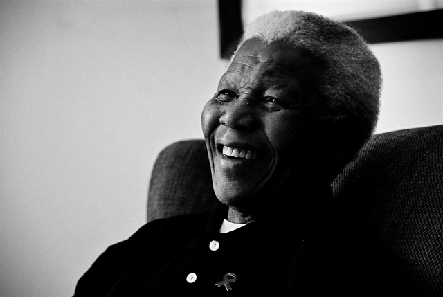 Nelson Mandela dies