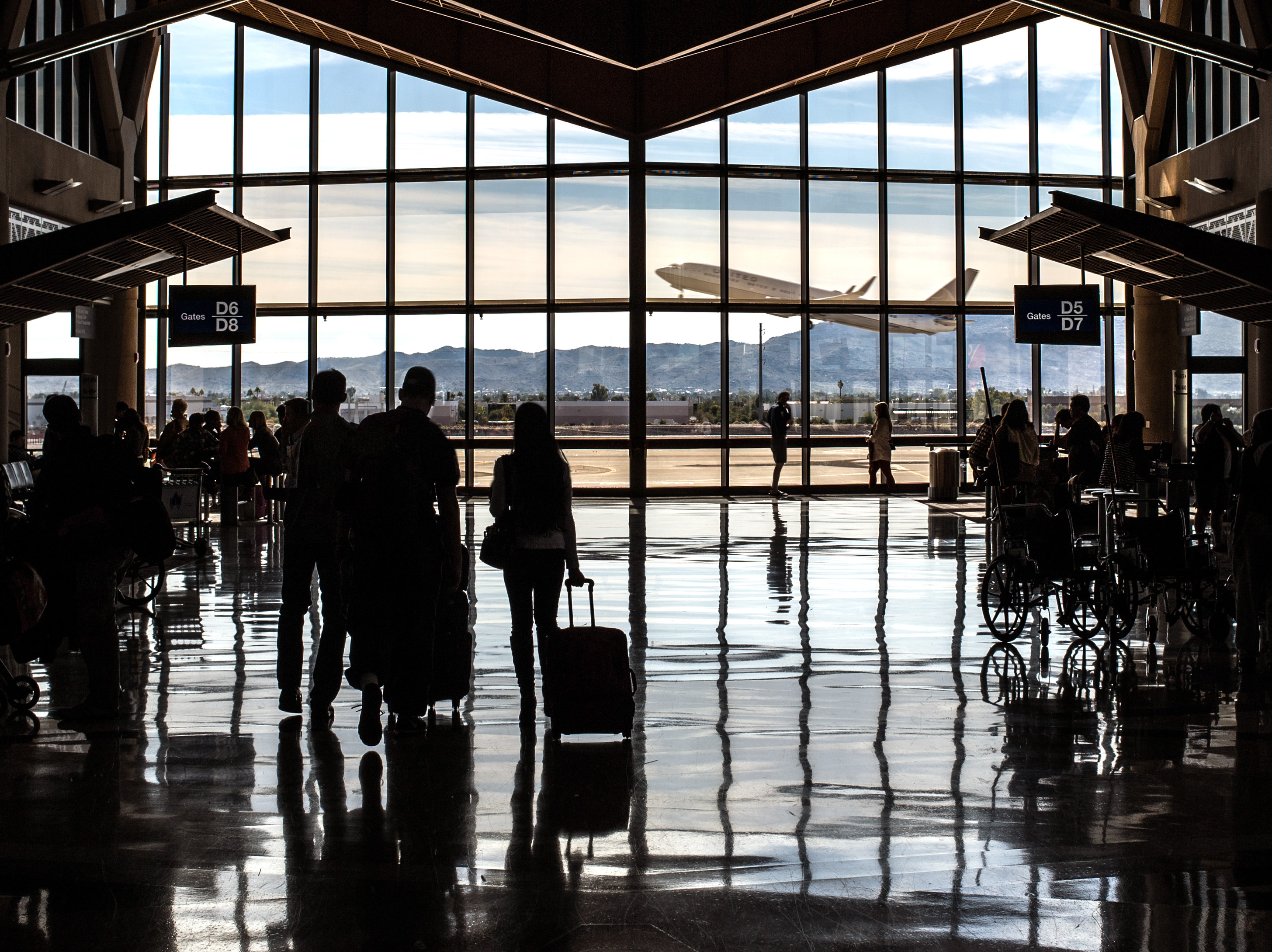 Traveling_in_airport_terminal